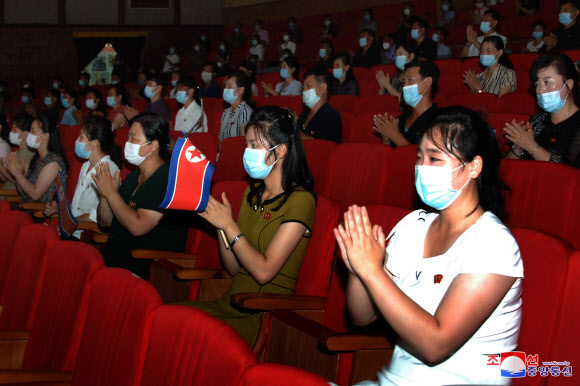 북한이 6ㆍ25 전쟁 정전협정 체결 기념일(전승절 7.27) 69주년을 맞아 직총중앙노동자 예술선전대와 남흥청년화학연합기업소 기동예술선동대 합동공연 ‘영원할 우리의 7.27’이 지난 22일 남흥청년화학연합기업소 문화회관에서 진행됐다고 조선중앙통신이 23일 보도했다. 평양 조선중앙통신·연합뉴스