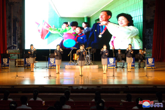 북한이 6ㆍ25 전쟁 정전협정 체결 기념일(전승절 7.27) 69주년을 맞아 직총중앙노동자 예술선전대와 남흥청년화학연합기업소 기동예술선동대 합동공연 ‘영원할 우리의 7.27’이 지난 22일 남흥청년화학연합기업소 문화회관에서 진행됐다고 조선중앙통신이 23일 보도했다.  평양 조선중앙통신·연합뉴스