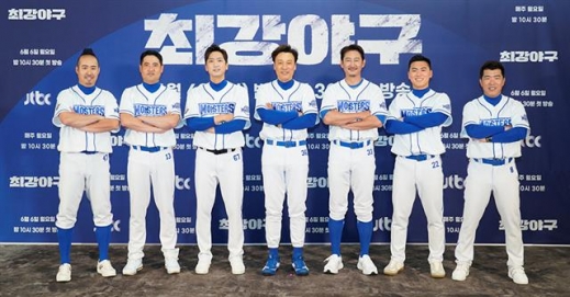 JTBC 예능 프로그램 ‘최강야구’는 이승엽(가운데), 박용택(오른쪽 세 번째) 등 한국 프로야구의 레전드 선수들이 아마추어 야구팀과 맞붙으며 진짜 야구를 선보인다. 사진은 제작발표회 당시 최강야구 출연진의 모습.<br>JTBC 제공