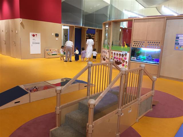 1층 북쪽에 자리한 유아 보육공간에서 아이들이 교사들의 보살핌을 받고 있다. 사진 함혜리 제공