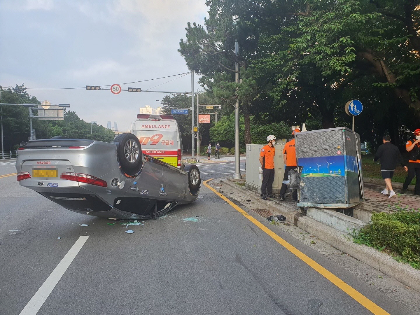 부산 해운대구 우동 한 도로에서 택시가 변압기를 들이받고 전복된 상태로 놓여있다. 부산경찰청 제공