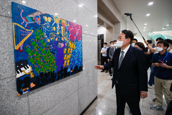 윤석열 대통령이 25일 오전 용산 대통령실에서 열린 출근길 약식 기자회견(도어스테핑)을 마친 뒤 로비에 새로 걸린 그림을 둘러보고 있다. 2022. 7. 25 박지환 기자