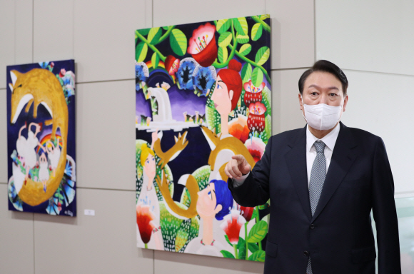 윤석열 대통령이 25일 오전 용산 대통령실에서 열린 출근길 약식 기자회견(도어스테핑)을 마친 뒤 로비에 새로 걸린 그림을 둘러보고 있다. 2022. 7. 25 박지환 기자