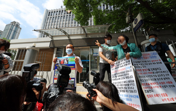 한 공간 두 목소리