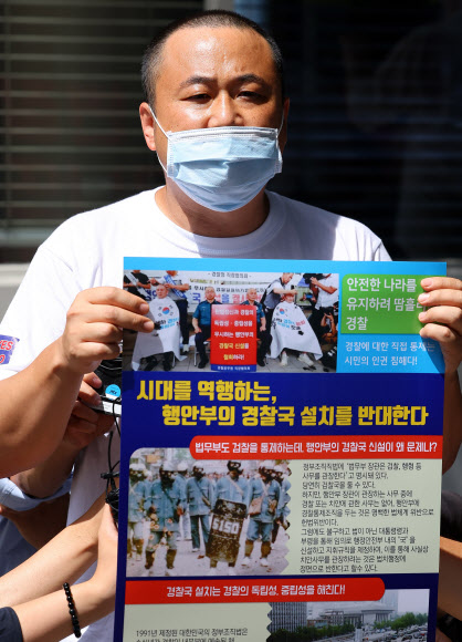 취재진 질문에 답하는 강학선 경사