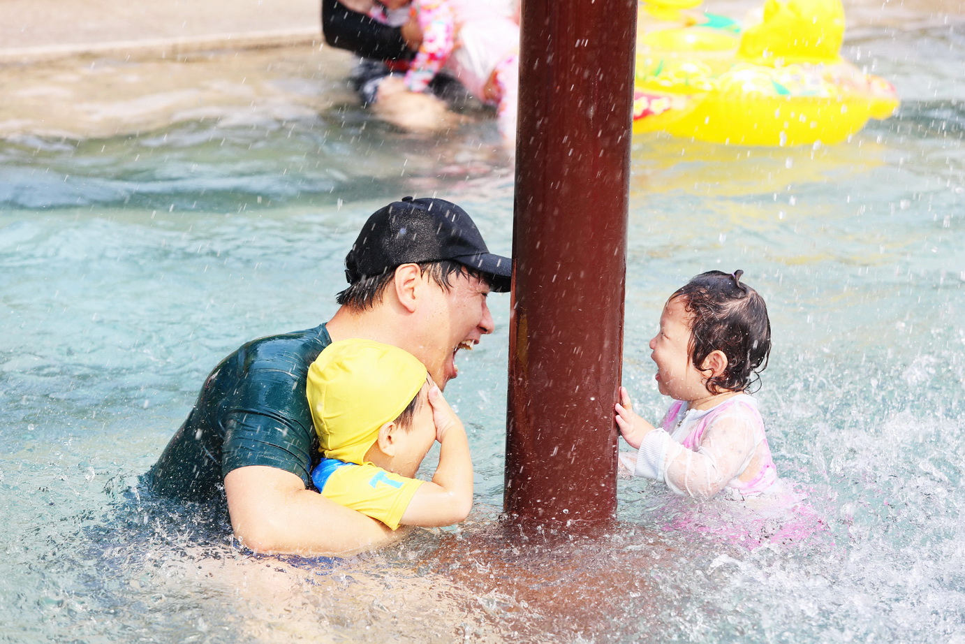 코로나19 확산 전인 지난 2019년 ‘금천 퐁당퐁당 어린이물놀이장’에서 아이들과 가족들이 시원한 물놀이를 하며 즐거워하고 있다. 금천구 제공 