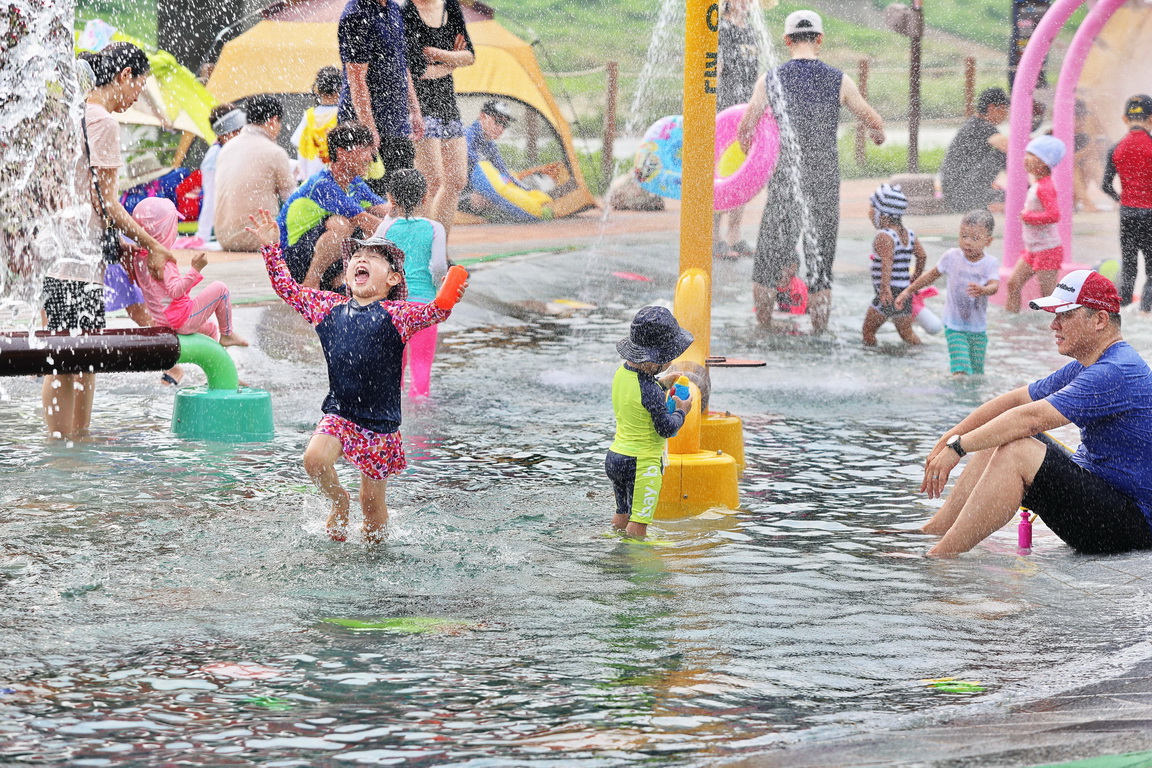 코로나19 확산 전인 지난 2019년 ‘금천 퐁당퐁당 어린이물놀이장’에서 아이들과 가족들이 시원한 물놀이를 하며 즐거워하고 있다. 금천구 제공