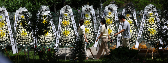 경찰청 인근 근조화환 행렬