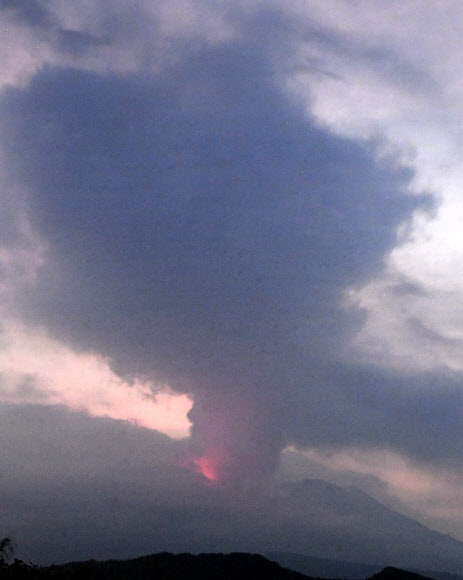 일본 규슈섬 남쪽 가고시마현에 있는 활화산 사쿠라지마 분화로 분연(噴煙·화산 분화구에서 연기처럼 솟아오르는 화산가스나 알갱이가 작은 화산재)이 화구에서 약 2.2㎞ 높이까지 솟아올랐다.