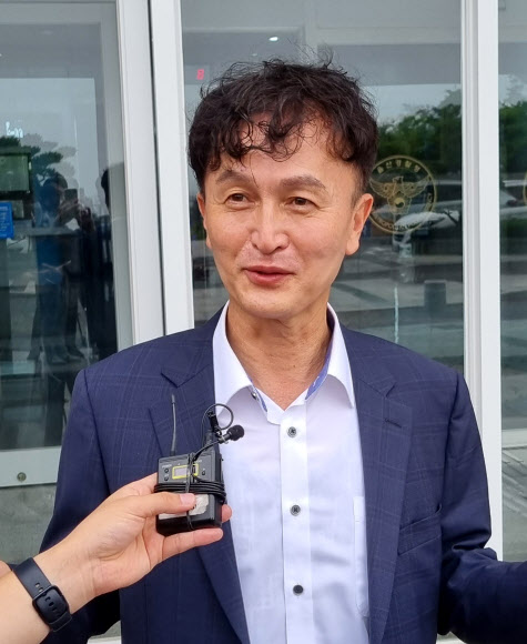 대기발령 후 첫 출근하는 류삼영 총경