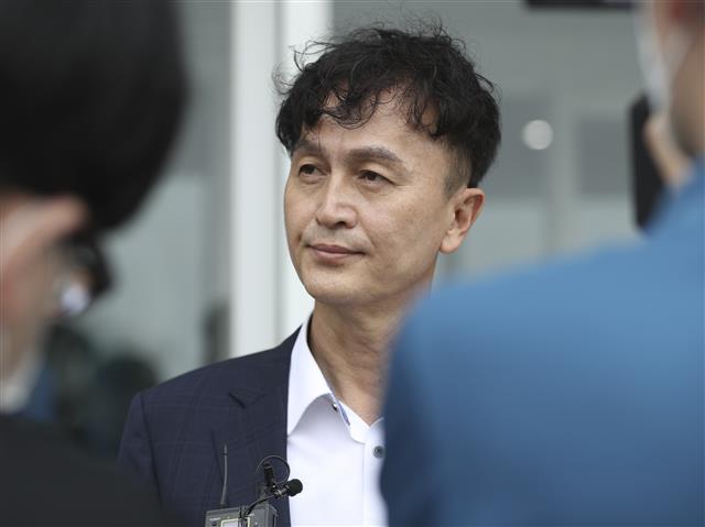 질문 듣는 류삼영 총경