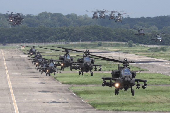 25일 경기도 이천시 육군항공사령부에서 열린 대규모 항공작전 훈련에서 AH-64E 아파치 가디언 공격헬기, UH-60P 블랙호크, CH-47D 시누크 헬기가 호버링을 하고 있다. 2022. 7. 26 사진공동취재단