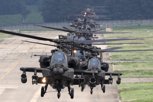 25일 경기도 이천시 육군항공사령부에서 열린 대규모 항공작전 훈련에서 AH-64E 아파치 가디언 공격헬기가 호버링을 하고 있다.   2022. 7. 26 사진공동취재단
