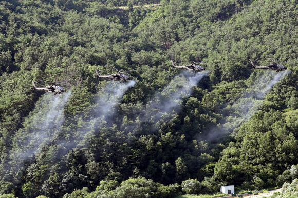 25일 경기도 비승사격장에서 열린 육군항공사령부 대규모 항공작전 훈련에서 AH-64E 아파치 가디언 공격헬기가 30mm 기관포를 발사하고 있다.  2022. 7. 26 사진공동취재단