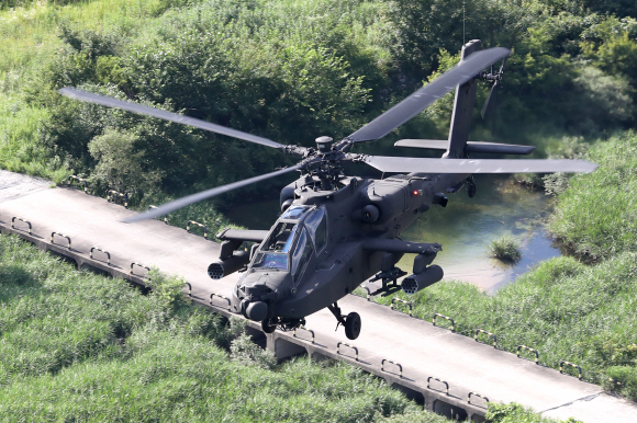 25일 경기도 비승사격장에서 열린 육군항공사령부 대규모 항공작전 훈련에서 AH-64E 아파치 가디언 공격헬기가 힘찬 기동을 선보이고 있다.  2022. 7. 26 사진공동취재단