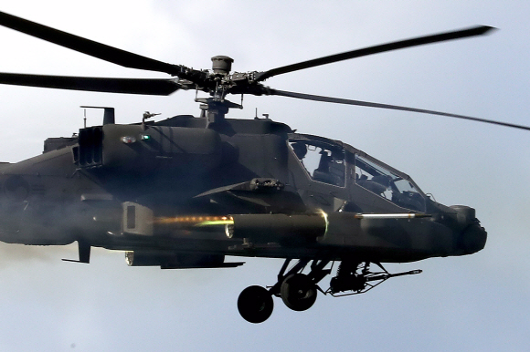 25일 경기도 비승사격장에서 열린 육군항공사령부 대규모 항공작전 훈련에서 AH-64E 아파치 가디언 공격헬기가 2.75인치 로켓을 발사하고 있다.  2022. 7. 26 사진공동취재단