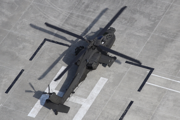 25일 경기도 비승사격장에서 열린 육군항공사령부 대규모 항공작전 훈련에서 AH-64E 아파치 가디언 공격헬기가 이륙을 준비하고 있다.  2022. 7. 26 사진공동취재단
