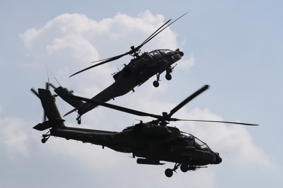 25일 경기도 이천시 육군항공사령부에서 열린 대규모 항공작전 훈련에서 AH-64E 아파치 가디언 공격헬기가 힘차게 이륙 후 멋진 비행을 선보이고 있다.  2022. 7. 26 사진공동취재단