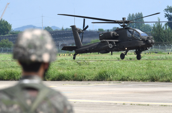 육군이 지난 25일 경기도 육군 항공사 이천기지에서 열린 대규모 항공작전 FTX에서 아파치 가디언(AH-64E)을 비롯하여 시누크(CH-47D), 블랙호크(UH-60P)육군항공 핵심전력을 대거 투입한 훈련 현장을 공개했다. 2022. 7. 26 사진공동취재단