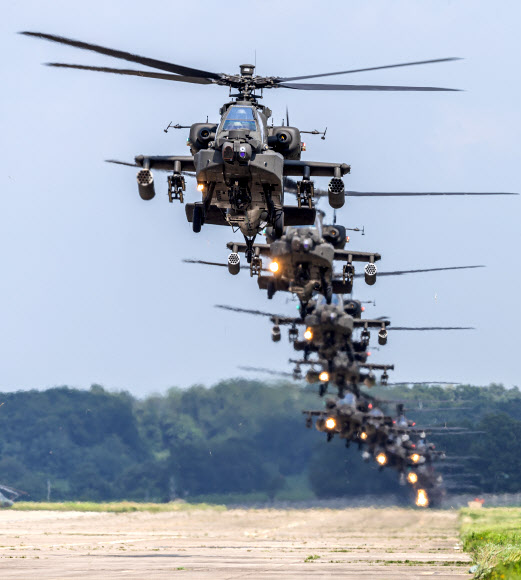 이륙해 호버링하는 AH-64E 아파치 가디언 공격헬기
