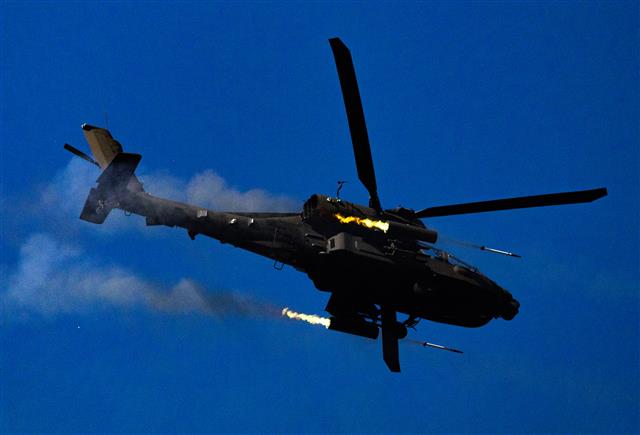 2.75인치 로켓 발사하는 공격헬기