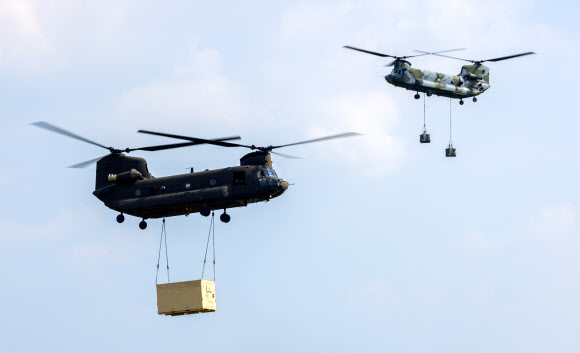 공중강습작전 하는 CH-47D 시누크 헬기