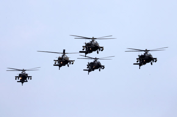 ‘항공작전 훈련’ 비행하는 AH-64E 아파치 가디언 공격헬기