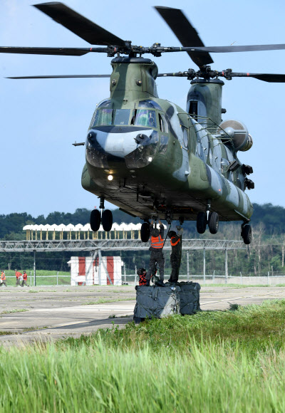 육군이 지난 25일 경기도 육군 항공사 이천기지에서 열린 육군 대규모 항공작전 FTX에서 대형기동헬기인 시누크를 이용한 화물공수 훈련을 선보이고 있다. 2022.07.26. 사진공동취재단