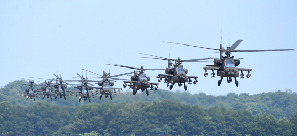 육군이 지난 25일 경기도 육군 항공사 이천기지에서 열린 대규모 항공작전 FTX에서 아파치 가디언(AH-64E)을 비롯하여 시누크(CH-47D), 블랙호크(UH-60P)육군항공 핵심전력을 대거 투입한 훈련 현장을 공개했다. 2022. 07. 25 사진공동취재단