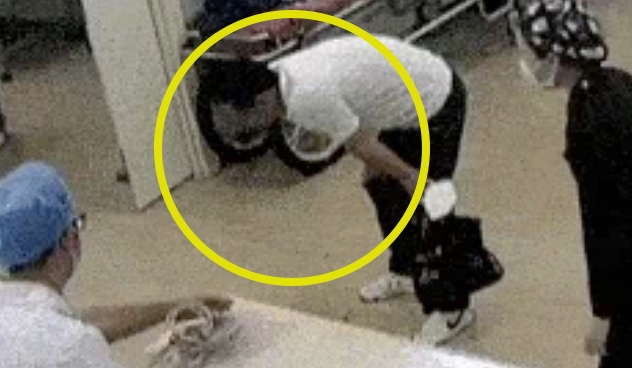 중국의 한 남성이 하얼빈에 위치한 응급실에서 피를 토하고 있다. 소후닷컴