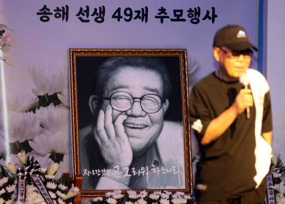 26일 오후 서울 종로구 낙원동 모두의 극장에서 열린 송해 선생 49재 추모행사에서 가수 조영남이 추모 공연을 하고 있다. 2022.7.26 연합뉴스