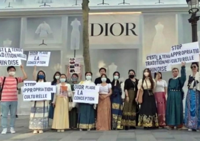 중국 유학생들 디올 매장 앞에서 시위하는 모습. 서경덕 교수 인스타그램