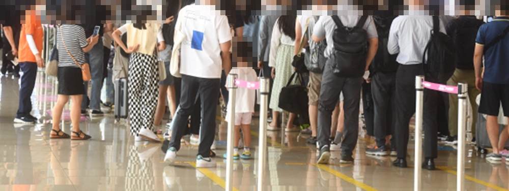 26일 본격적인 휴가철을 맞아 김포공항 국내선 출국장입구에 사람들이 줄을 서서 입장을 기다리고 있다. 2022.07.26 안주영 전문기자