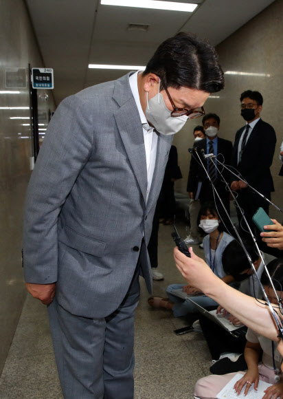 고개 숙여 사과하는 권성동