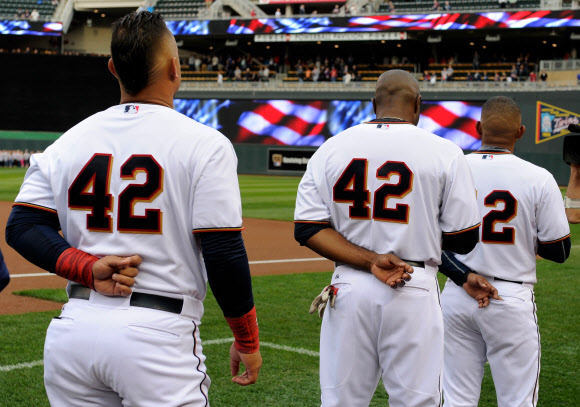 재키 로빈슨의 날에 미국 프로야구 메이저리그(MLB) 선수들이 그의 등번호인 42번을 달고 기념식을 하고 있다. 서울신문 DB