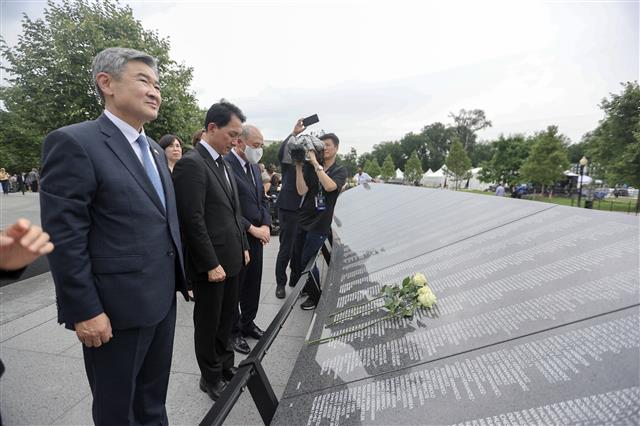 박민식 국가보훈처장, 한국전 참전 기념공원 추모의 벽 준공식 참배