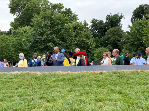 미 한국전전사자 추모의 벽을 찾은 유가족들