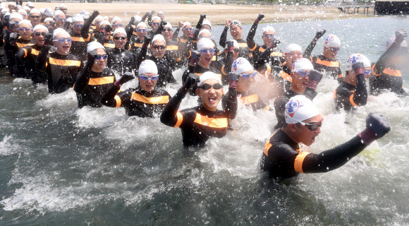 해사 생도 ‘전투 수영 파이팅’