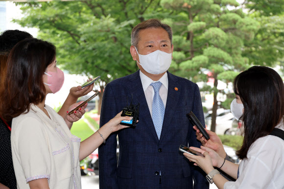 이상민 행정안전부 장관이 27일 오전 정부서울청사에 출근하며 기자의 질문에 답하고 있다. 2022.7.27 연합뉴스