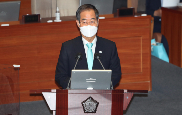 한덕수 국무총리가 27일 오후 서울 여의도 국회 본회의장에서 열린 교육·사회·문화 분야 대정부질문에서 더불어민주당 한정애 의원의 질문에 답하고 있다. 2022.07.27 김명국 기자