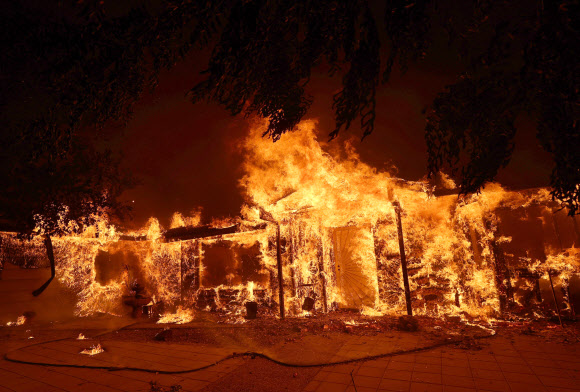 미국 캘리포니아 요세미티 국립공원 인근에서 발생한 ‘오크 화재’ 모습. 마리포사 카운티 AP 연합뉴스