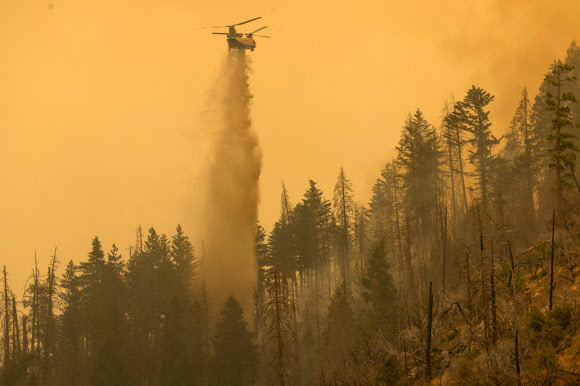 미국 캘리포니아 요세미티 국립공원 인근에서 발생한 ‘오크 화재’ 모습. 마리포사 카운티 AP 연합뉴스
