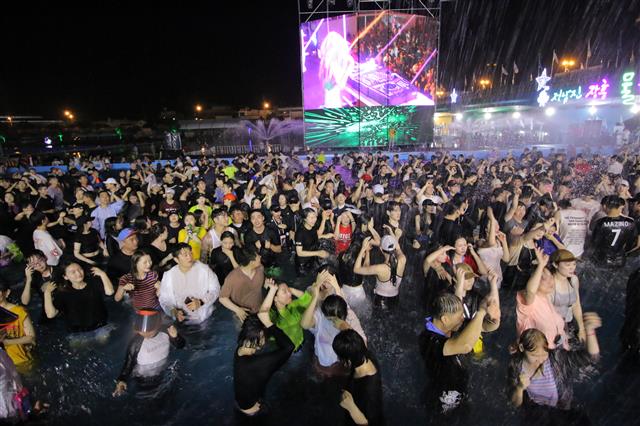 전남 장흥 탐진강 물축제의 하이라이트인 거리퍼레이드 풍경. 장흥군청 제공