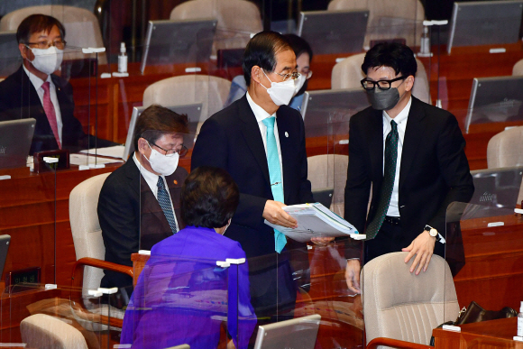 한덕수 국무총리가 27일 서울 여의도 국회 본회의장에서 열린 교육·사회·문화 분야 대정부질문에 출석하고 있다. (오른쪽 한동훈 법무부 장관) 2022.07.27 김명국 기자