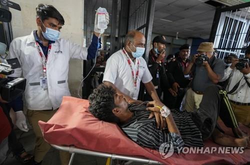 인도 구자라트주에서 가짜 술을 마시고 병원으로 실려 온 환자. AP 연합뉴스 자료사진