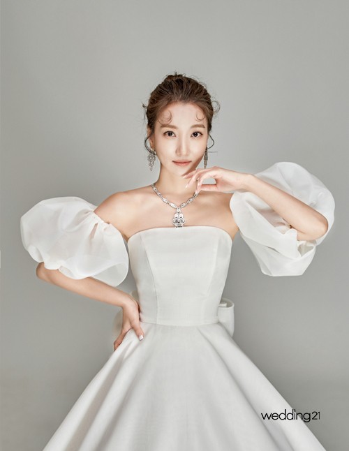 대학교수 겸 배우 이인혜가 결혼 소식을 알렸다. 웨딩21