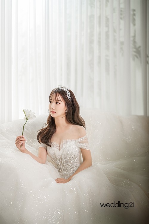 대학교수 겸 배우 이인혜가 결혼 소식을 알렸다. 웨딩21