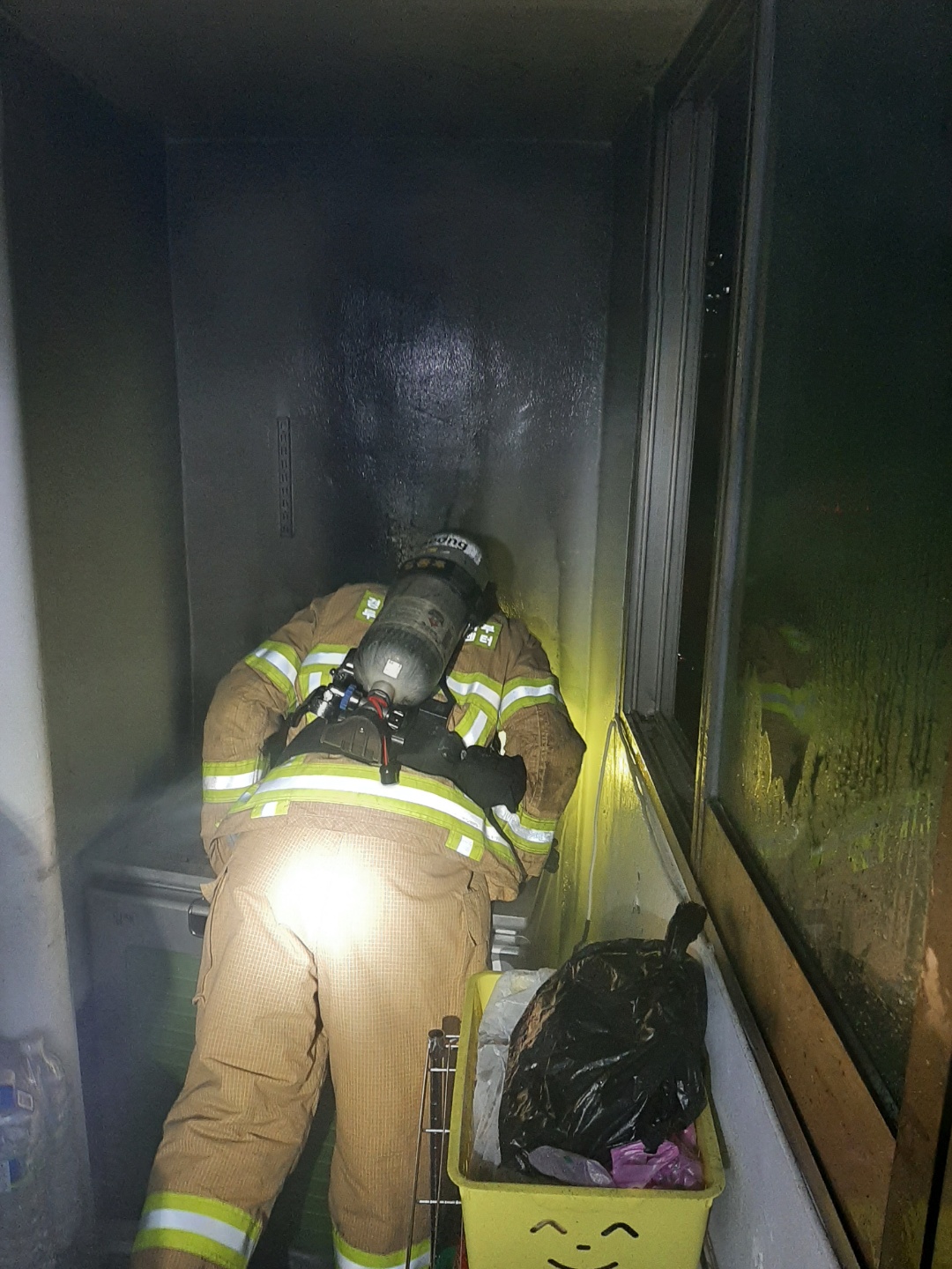 28일 새벽 포항의 한 아파트에서 불이 나 출동한 소방대원이 화재를 진압하고 있다. 경북도소방본부 제공.