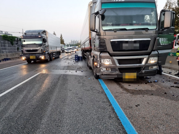 28일 5시11분께 충북 청주시 옥산면 경부고속도로 서울방향 309㎞ 지점에서 1차로로 주행하던 A(61)씨의 25t 화물차량이 앞서가던 승용차를 추돌한 뒤 중앙분리대를 들이받았다. 이 충격으로 화물차량에 실려있던 맥주 200박스가 도로 양방향에 떨어졌다. 2022.07.28. 충북경찰청 제공