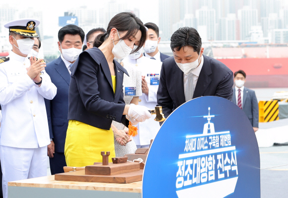 윤석열 대통령 부인 김건희 여사가 28일 울산 현대중공업에서 열린 정조대왕함 진수식에서 진수 도끼로 진수선을 자르고 있다. 진수선을 자르는 것은 아기의 탯줄을 끊는 것과 같이 새로운 배의 탄생을 의미하는 것으로 19세기 초 영국 빅토리아 여왕이 진수식을 주관한 이래 여성이 의식을 주관하는 전통이 이어지고 있다. 2022. 7. 28 박지환 기자